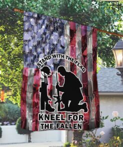 veteran soldier kneeling flag mln67f 2074